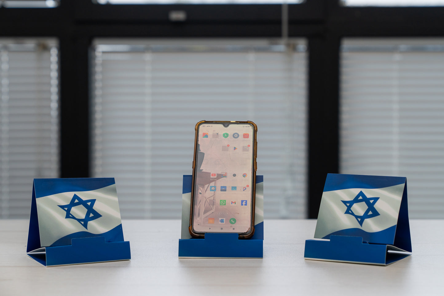 מעמד ייחודי לטלפון נייד (מארז 2 י׳ח)